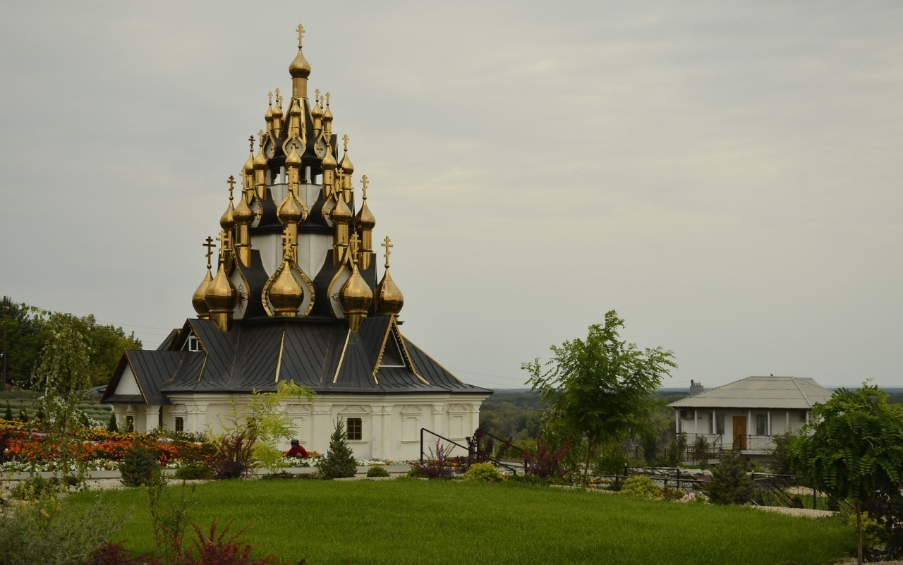 Храм в честь Тихвинской иконы Божией Матери с. Ютановка